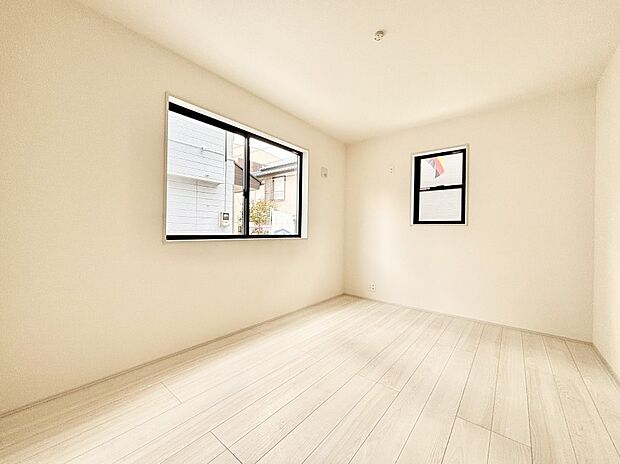 【洋室】2面採光を確保した明るい空間。家族みんなが快適な暮らしを実現する設計です。 