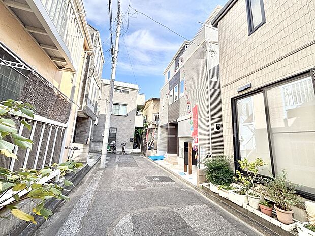 【前面道路含む現地写真】前面道路はきちんと整備されています