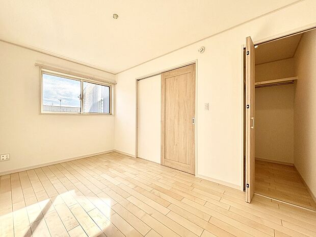 【寝室】収納が充実しているので居住スペースを広々使えます