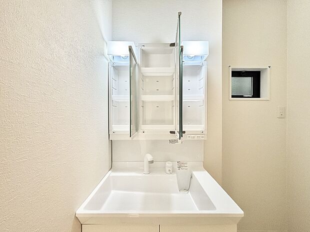 【三面鏡裏収納】三面鏡の裏に、化粧品や衛生用品などを収納可能。洗面台をすっきりと保ちます！