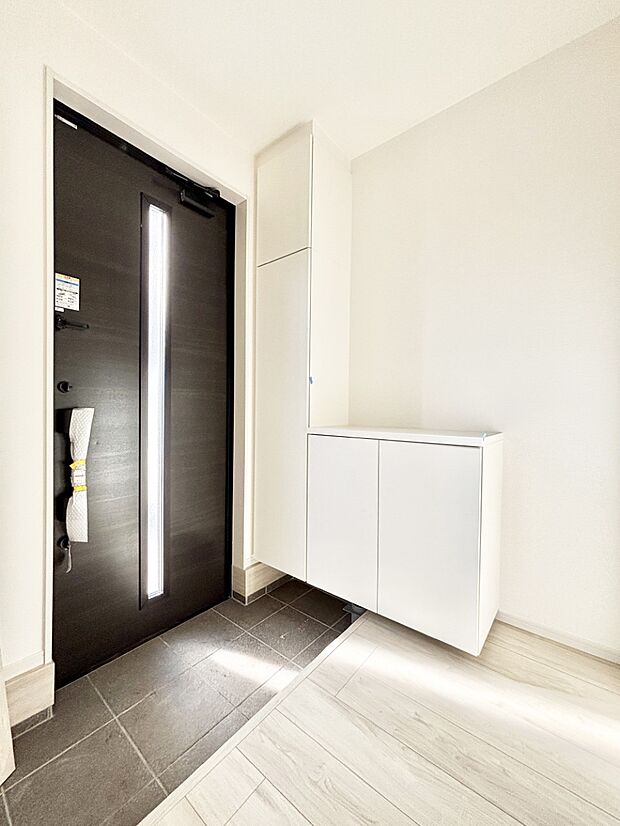 【玄関】ガラススリットの入った玄関ドアが室内に光を届けてくれます