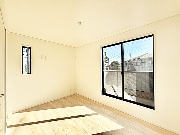 【寝室】明るいバルコニーサイドに洋室を設置。目覚めの良い寝室に。 