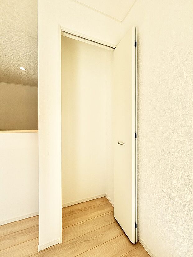 【収納】モノが集中しがちな場所ですが、リビング収納があればスッキリ片付きます