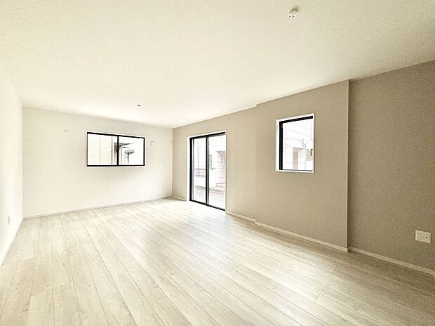 【ダイニング】大きな窓からたっぷりの陽光と風を感じられるリビング  