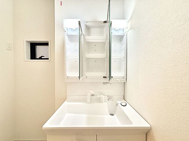 【三面鏡裏収納】三面鏡の裏に、化粧品や衛生用品などを収納可能。洗面台をすっきりと保ちます！