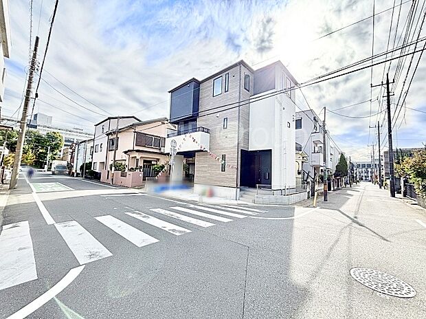 【前面道路含む現地写真】角地なので日当たりも良く、お家が堂々として見えます。