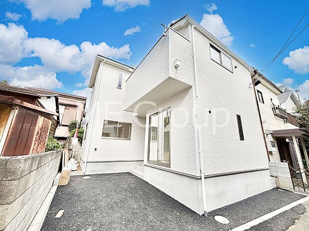 【現地外観写真】暮らしやすさと居心地の良さにこだわったシンプルで飽きのこないデザイン ！