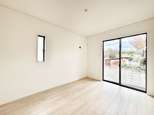 【洋室】窓からのやさしい光が心地よいプライベートルーム