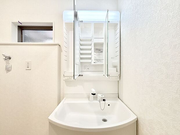 【三面鏡裏収納】三面鏡の裏に、化粧品や衛生用品などを収納可能。洗面台をすっきりと保ちます！