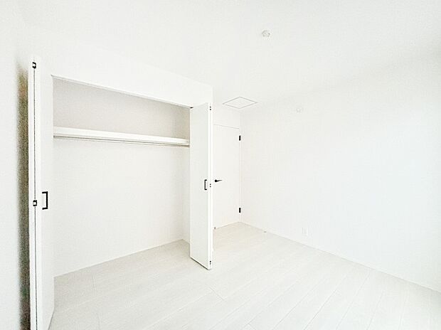 【洋室】クローゼット付きのお部屋でスッキリとした空間でゆったり寛げます