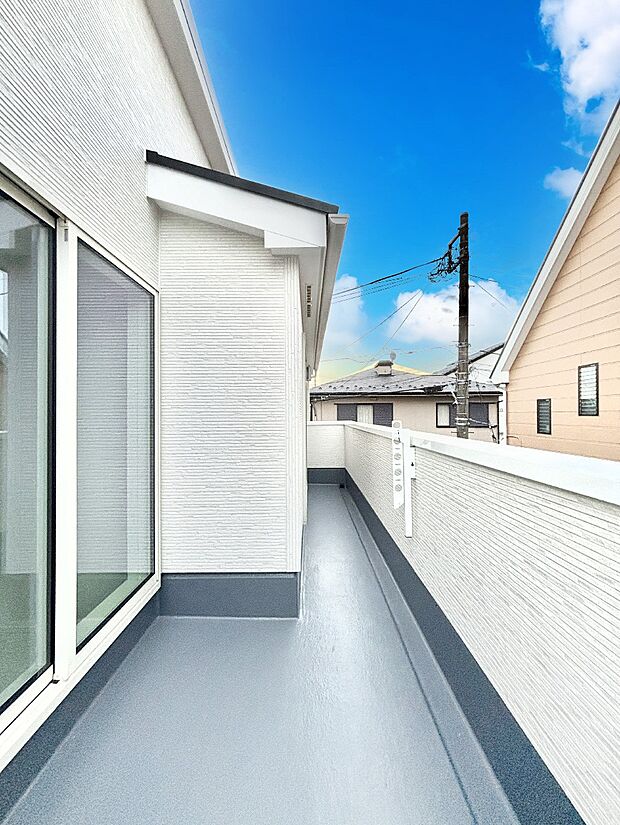 【バルコニー】開放感あるルーフバルコニーで毎日のお洗濯もラクラク快適に!
