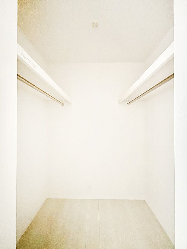 【ウォークインクローゼット】衣類をハンガーに掛けたまま収納できるWIC。衣類の整理整頓がしやすくて便利です!