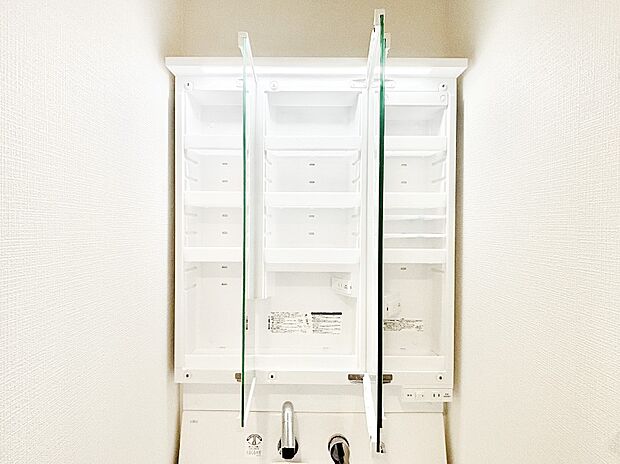 【三面鏡裏収納】三面鏡の裏に、化粧品や衛生用品などを収納可能。洗面台をすっきりと保ちます!