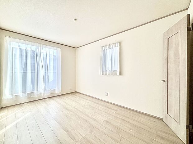 【洋室】明るいバルコニーサイドに洋室を設置。目覚めの良い寝室に。 