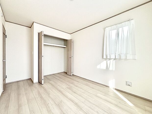 【寝室】収納が充実しているので居住スペースを広々使えます  