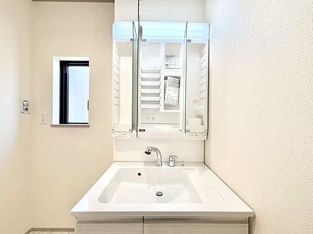 【三面鏡裏収納】三面鏡の裏に、化粧品や衛生用品などを収納可能。洗面台をすっきりと保ちます！