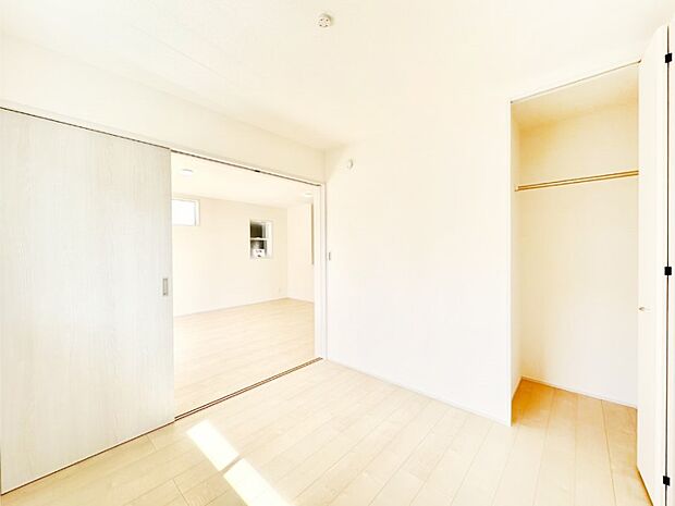 【洋室】リビングに隣接した洋室。引き戸を開放するとリビングと繋がる憩いの空間に変身！