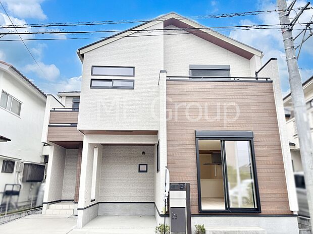 【現地外観写真】洗練された外観、上質な住空間が広がる室内は永く安心して過ごせる住居です。 