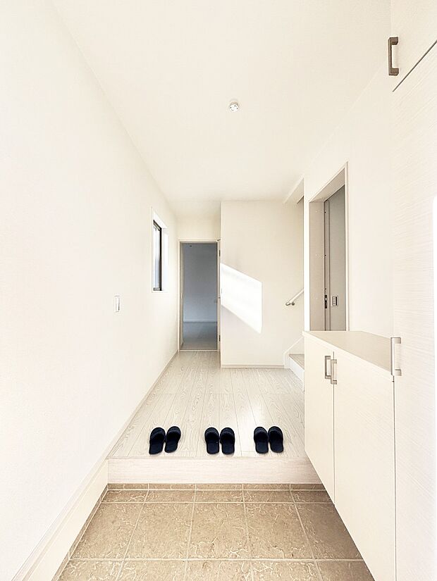 【玄関】家族の帰宅やお客様をあたたかく迎える玄関