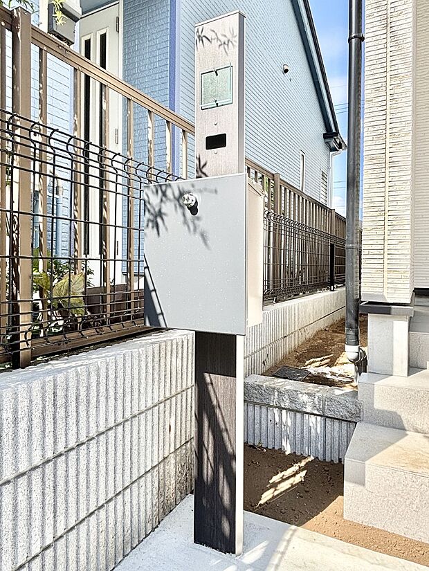 【その他現地】表札・インターホン・ポストをひとつに集約。エントランスになじむシンプルデザイン。