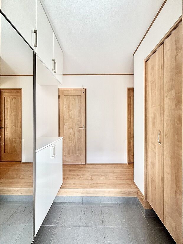 【玄関】明るい玄関はお客様をお出迎えするのにぴったりです！