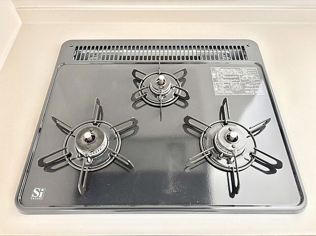 【Ｓｉセンサーコンロ】ガスコンロはＳｉセンサー搭載。火力調節や焦げ付き・消し忘れも防いでくれます。