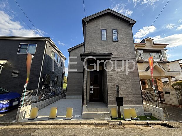 【現地外観写真】暮らしやすさと居心地の良さにこだわったシンプルで飽きのこないデザイン ！