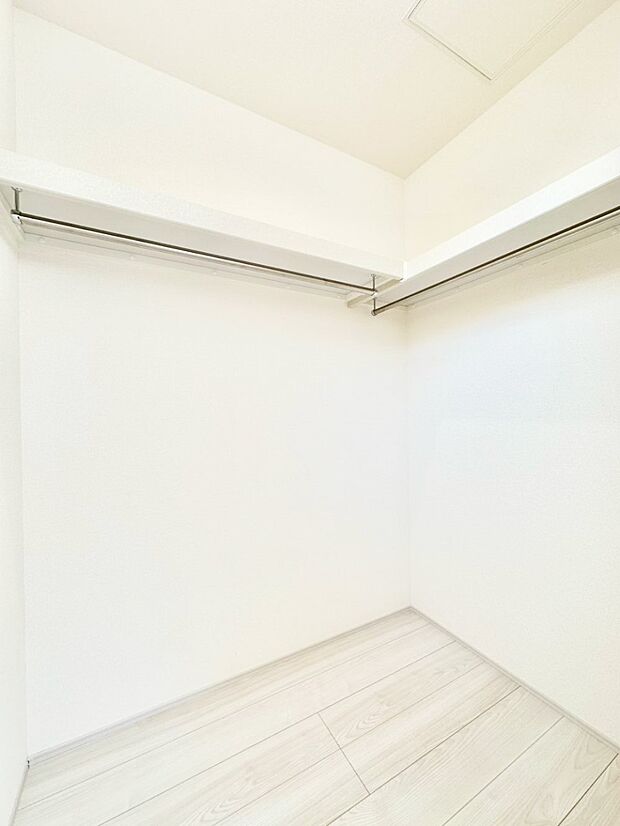 【ウォークインクローゼット】ウォークインクローゼットの活用で生活空間スッキリ  