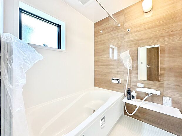 【浴室】一日の疲れを癒してくれる明るい清潔感のあるバスルーム  