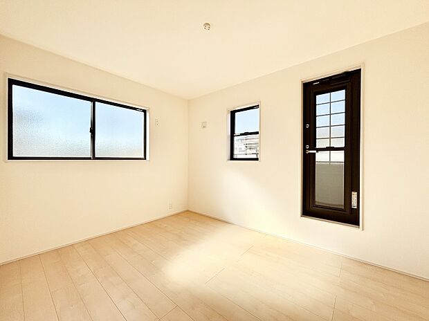 【洋室】窓からのやさしい光が心地よいプライベートルーム 