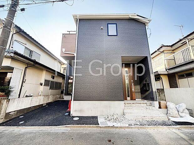 【現地外観写真】暮らしやすさと居心地の良さにこだわったシンプルで飽きのこないデザイン ！