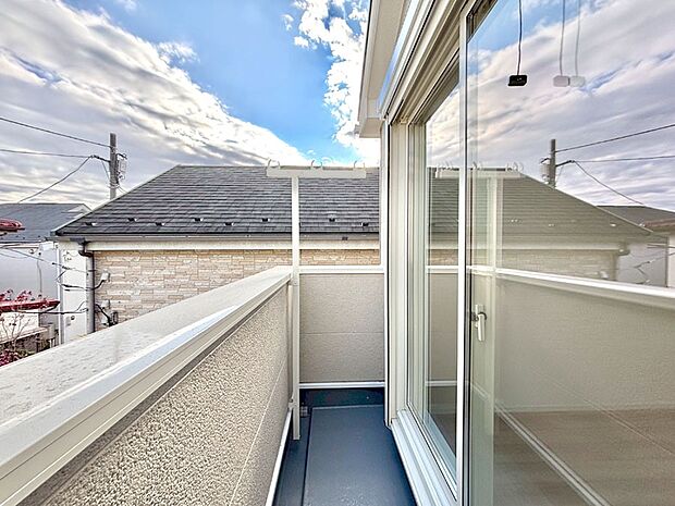 【バルコニー】暖かな陽光が降り注ぐバルコニーはお洗濯におすすめ。爽やかな風も心地よいです。