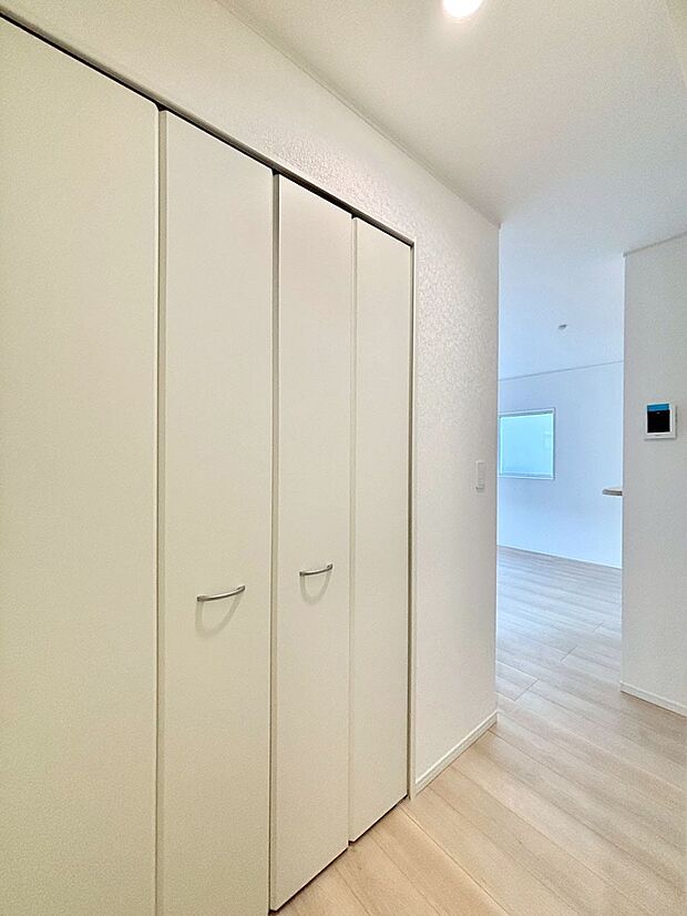 【リビング収納】リビング収納。ここに収納があると物が集まるLDKがスッキリ片付きそうですね。  