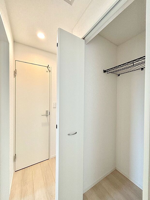 【廊下収納】廊下収納。掃除道具や季節の小物を収納することができます。