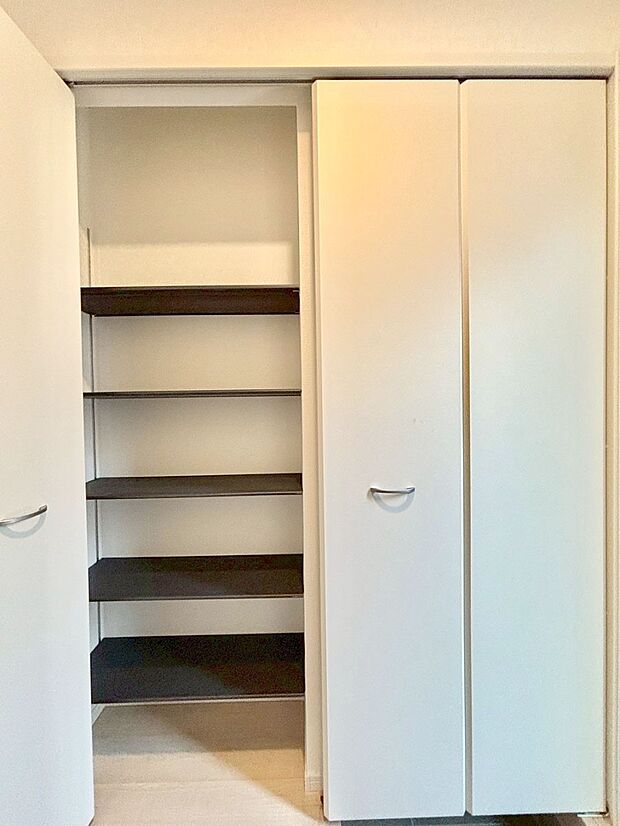 【シューズボックス】たっぷり収納できるシューズボックスで家族全員の靴も、玄関すっきり。  