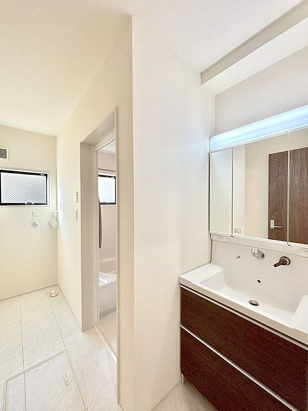 【洗面台・洗面所】明るい洗面所は毎朝の身支度も楽しくできちゃいそうです。