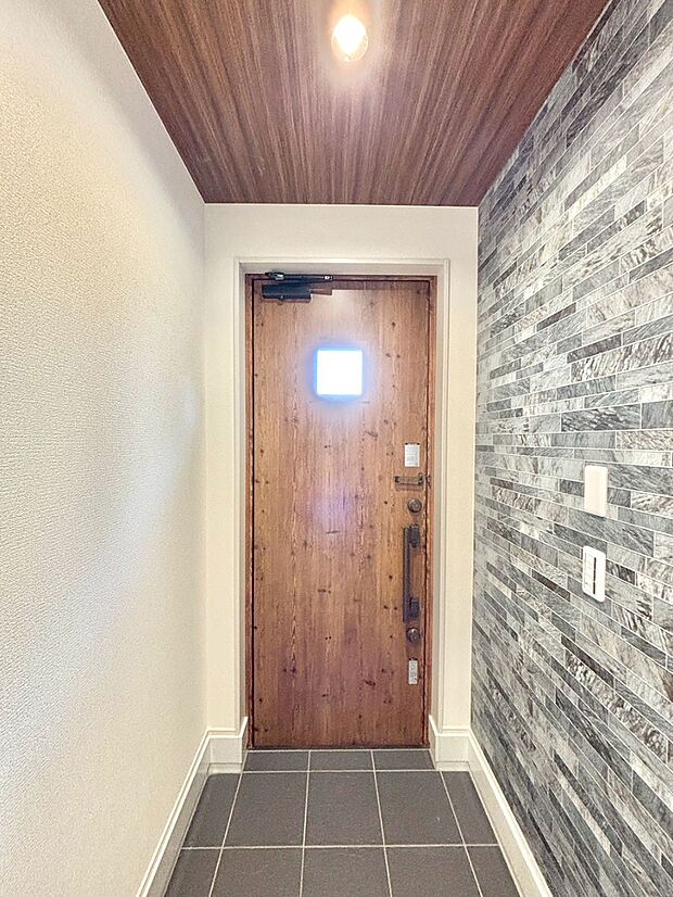 【玄関】明るい玄関はお客様をお出迎えするのにぴったりです！ 