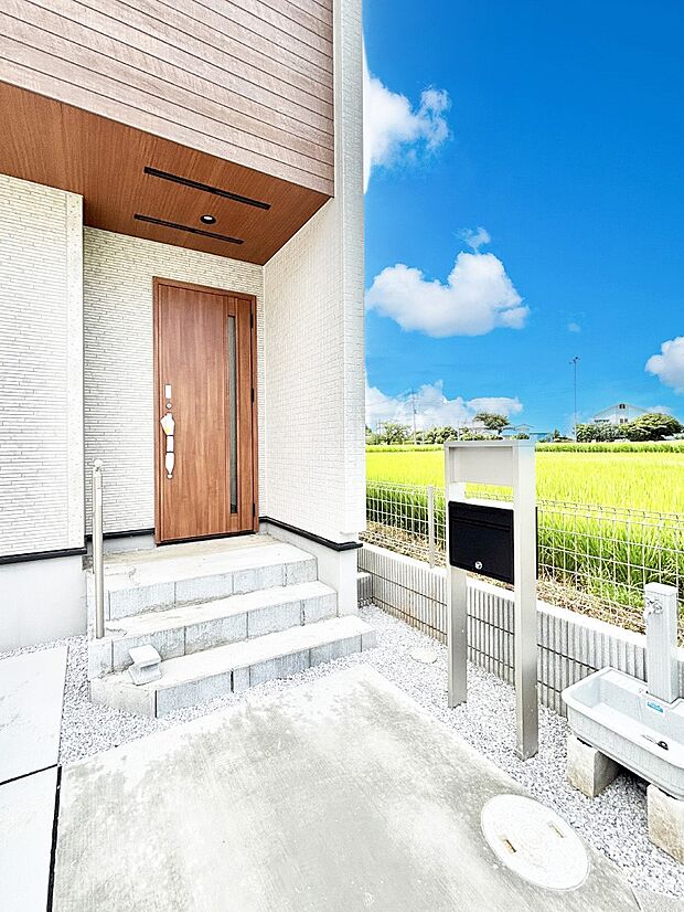 【玄関】大切な家族、来客を出迎える玄関。