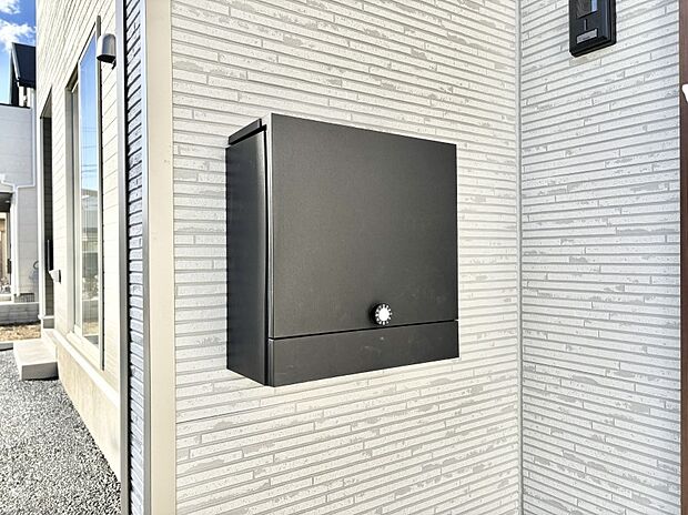 【その他現地】シンプルデザインのポスト。