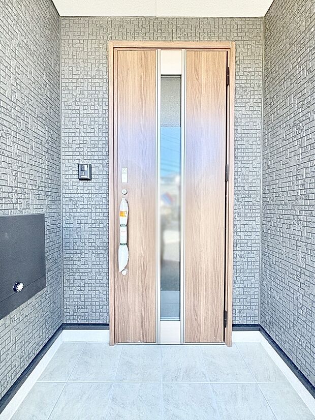 【玄関】住まいの顔を演出する、玄関ドア。