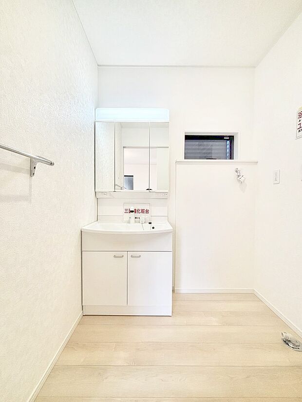 【洗面台・洗面所】スタイリングに便利な三面鏡、ミラーキャビネットで細かい物スッキリ