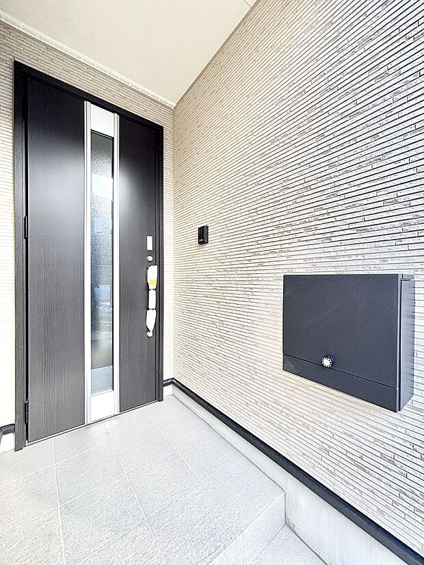 【玄関】大切な家族、来客を出迎える玄関。