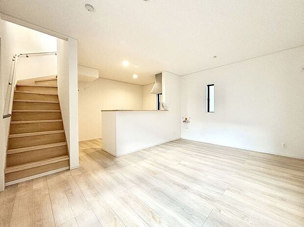 【リビングダイニング】リビング階段が家族の笑顔と会話をつないでくれます