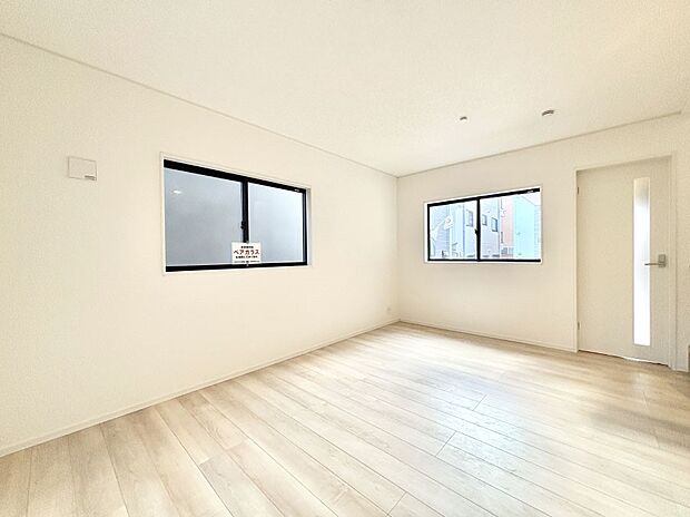 【ダイニング】明るい陽光が注ぎ、寛ぎの雰囲気に満たされるダイニング。