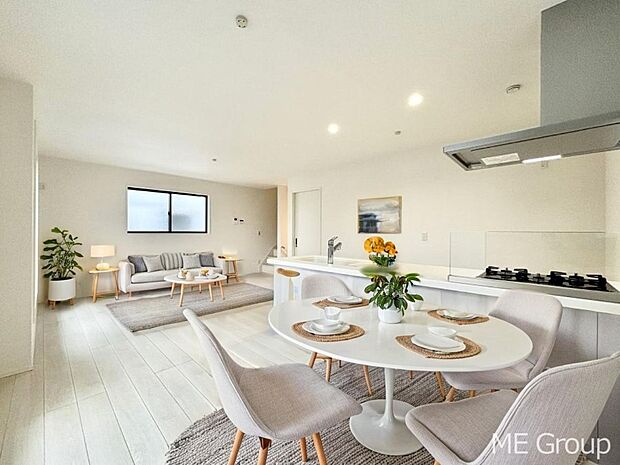 【リビング】家族の和やかな会話が聞こえてきそう。開放感のあるリビングです。※家具はCGです  