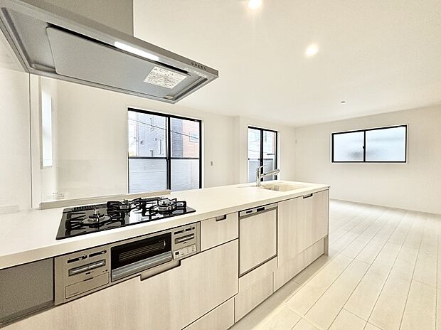 【キッチン】リビングを見渡せる人気のカウンターキッチン。 家族を見守りながら家事をすることができます。