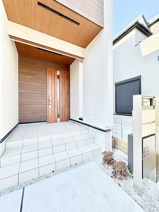 【玄関】玄関前は雨が降っても濡れにくい屋根付き