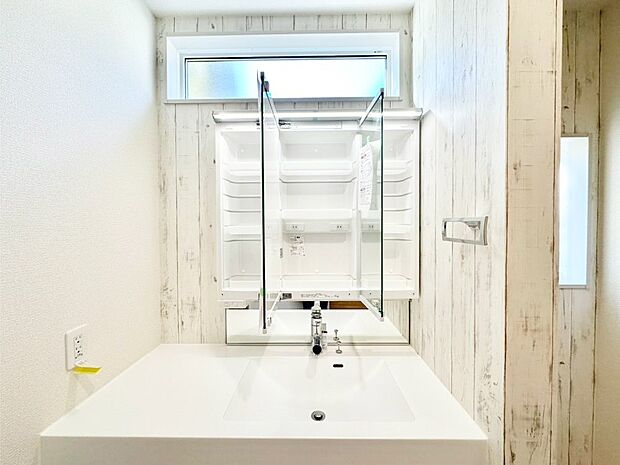 【その他設備(三面鏡裏収納)】三面鏡の裏に、化粧品や衛生用品などを収納可能。洗面台をすっきりと保ちます！