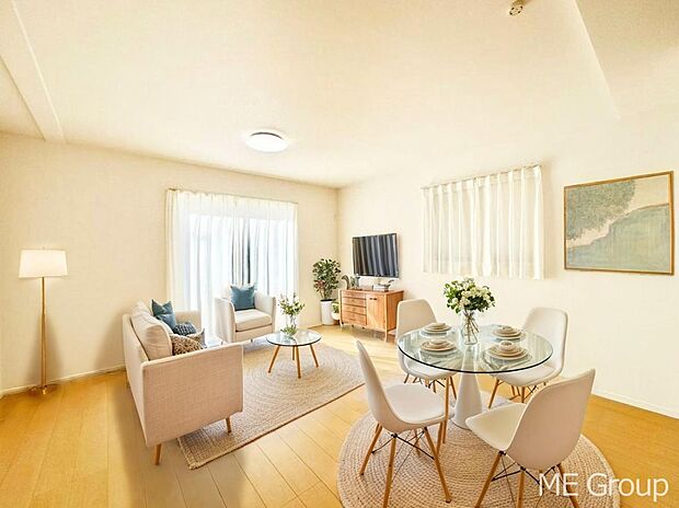 【リビング】ご家族の賑やかな話し声で包まれる明るいリビング  ※家具はCGです