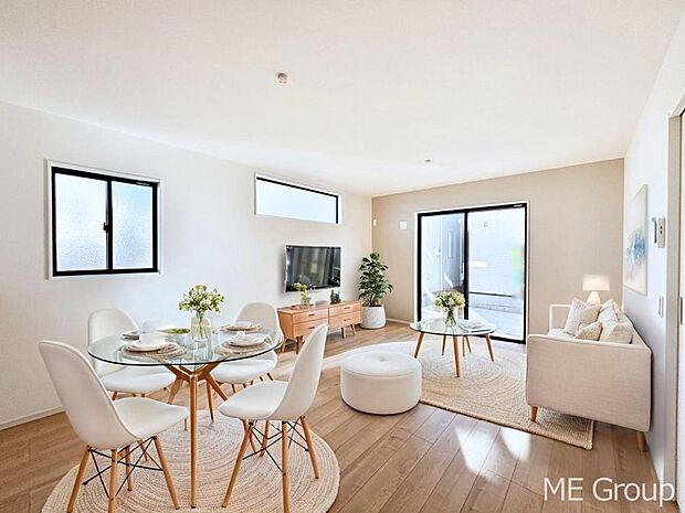 【リビング】ご家族の賑やかな話し声で包まれる明るいリビング ※家具はCGです